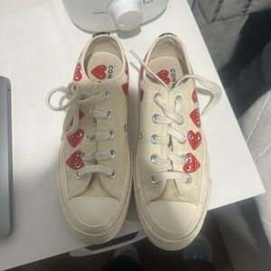 Commo de Garçons low top converse in women’s size 5 
In great condition